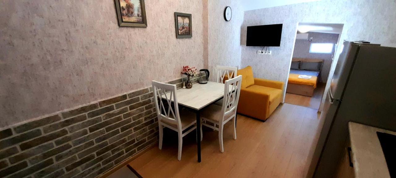 Yellow Apartment Tbilisi Esterno foto